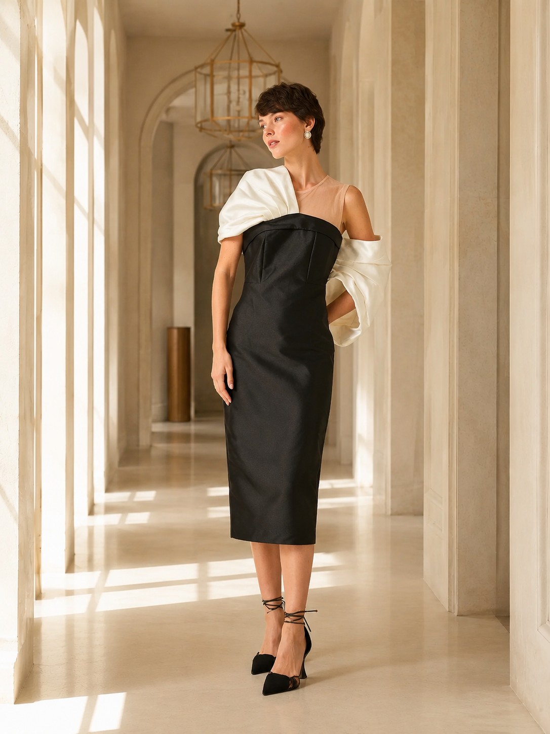Modelo com vestido tubinho de tafetá preto e estola branca da Coleção Lumière – Branca Boutique