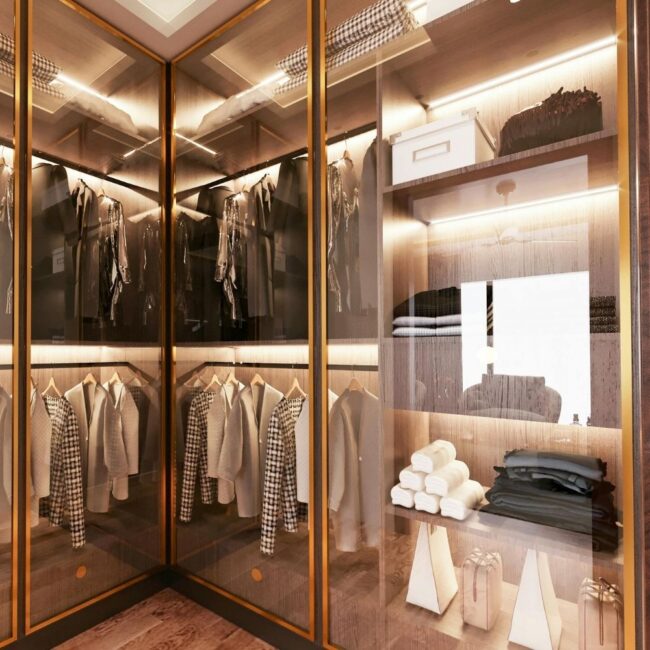 Closet de luxo iluminado com prateleiras de madeira, cabides e espelhos – guarda-roupa elegante e versátil organizado