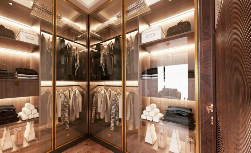 Closet de luxo iluminado com prateleiras de madeira, cabides e espelhos – guarda-roupa elegante e versátil organizado