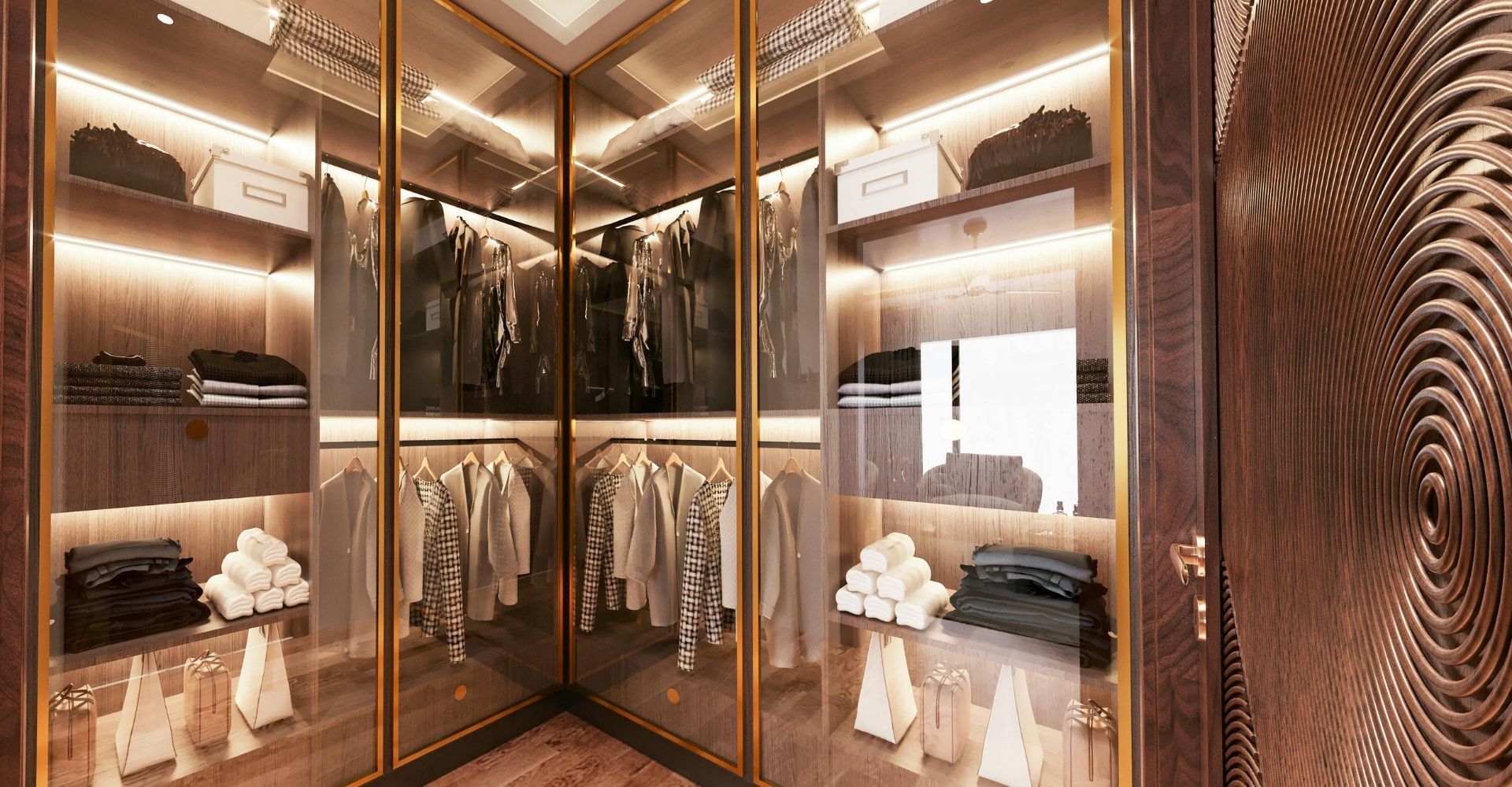 Closet de luxo iluminado com prateleiras de madeira, cabides e espelhos – guarda-roupa elegante e versátil organizado