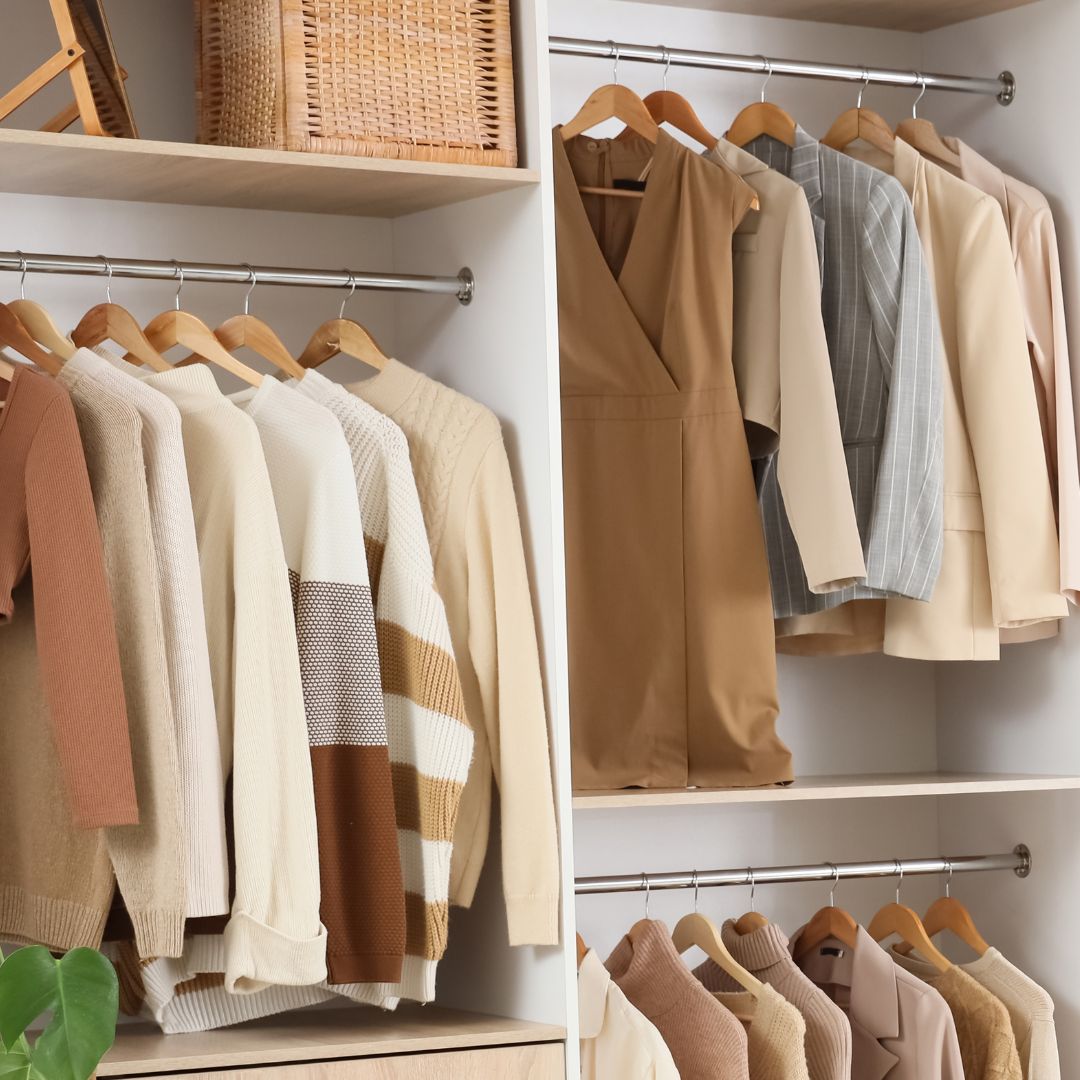 Retrato closet arrumado organizado peças neutras camel bege branco terracota suéteres blazers cabides cuidados especiais Branca Boutique