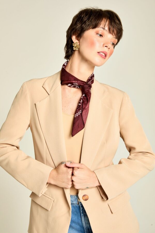 Blazer de alfaiataria bege feminino com lenço vinho e jeans vista frontal