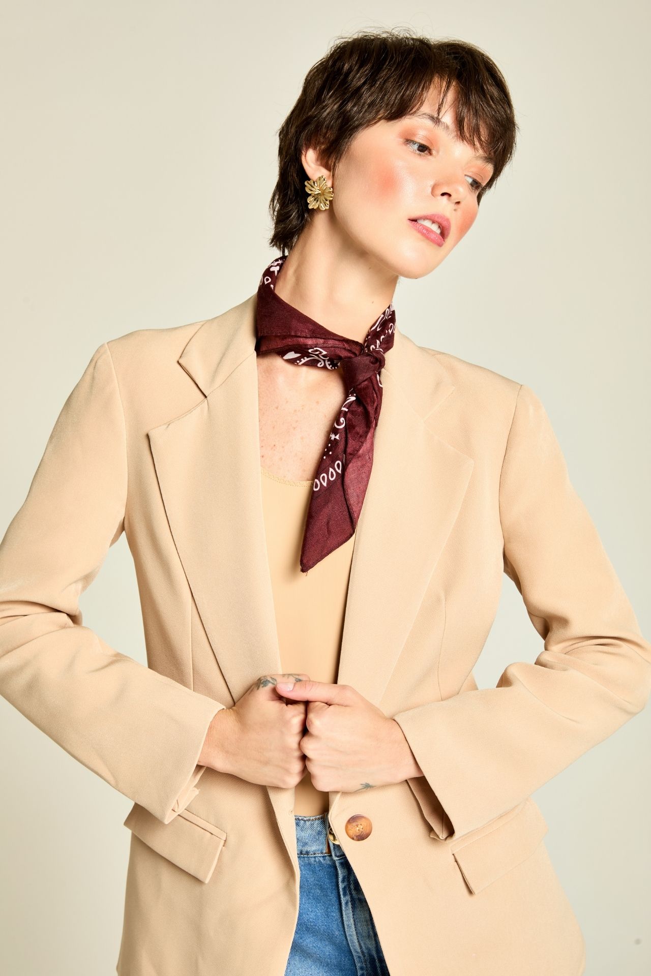Blazer de alfaiataria bege feminino com lenço vinho e jeans vista frontal