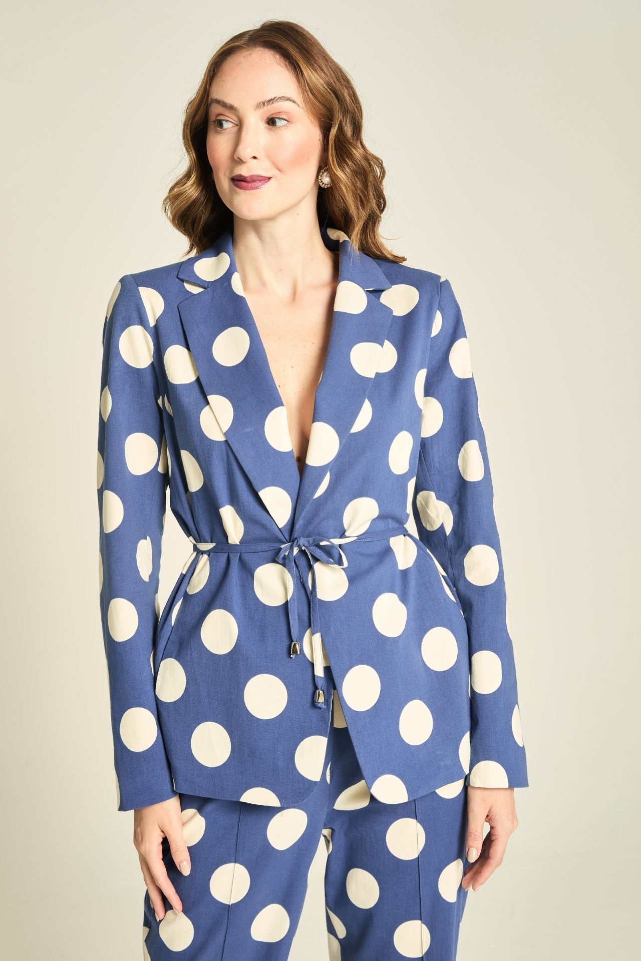 Blazer poá azul bolas brancas decote profundo amarrado na cintura conjunto calça vista frontal