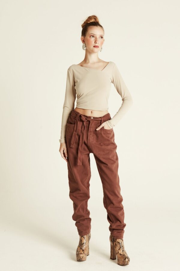 Blusa caramelo manga longa cropped decote quadrado vista frontal look com calça marrom