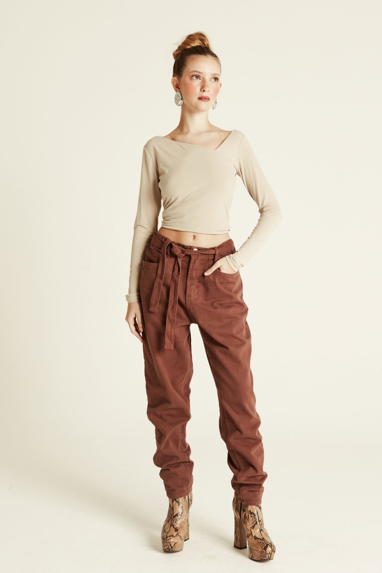 Blusa caramelo manga longa cropped decote quadrado vista frontal look com calça marrom