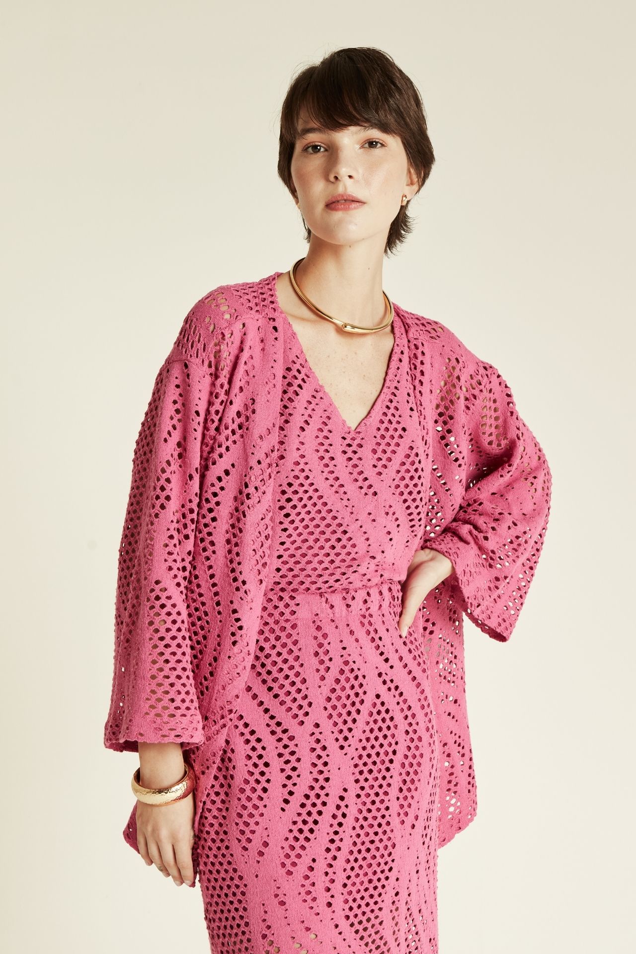 Blusa crochet rosa decote V manga ampla com padrão geométrico em chevron vista frontal