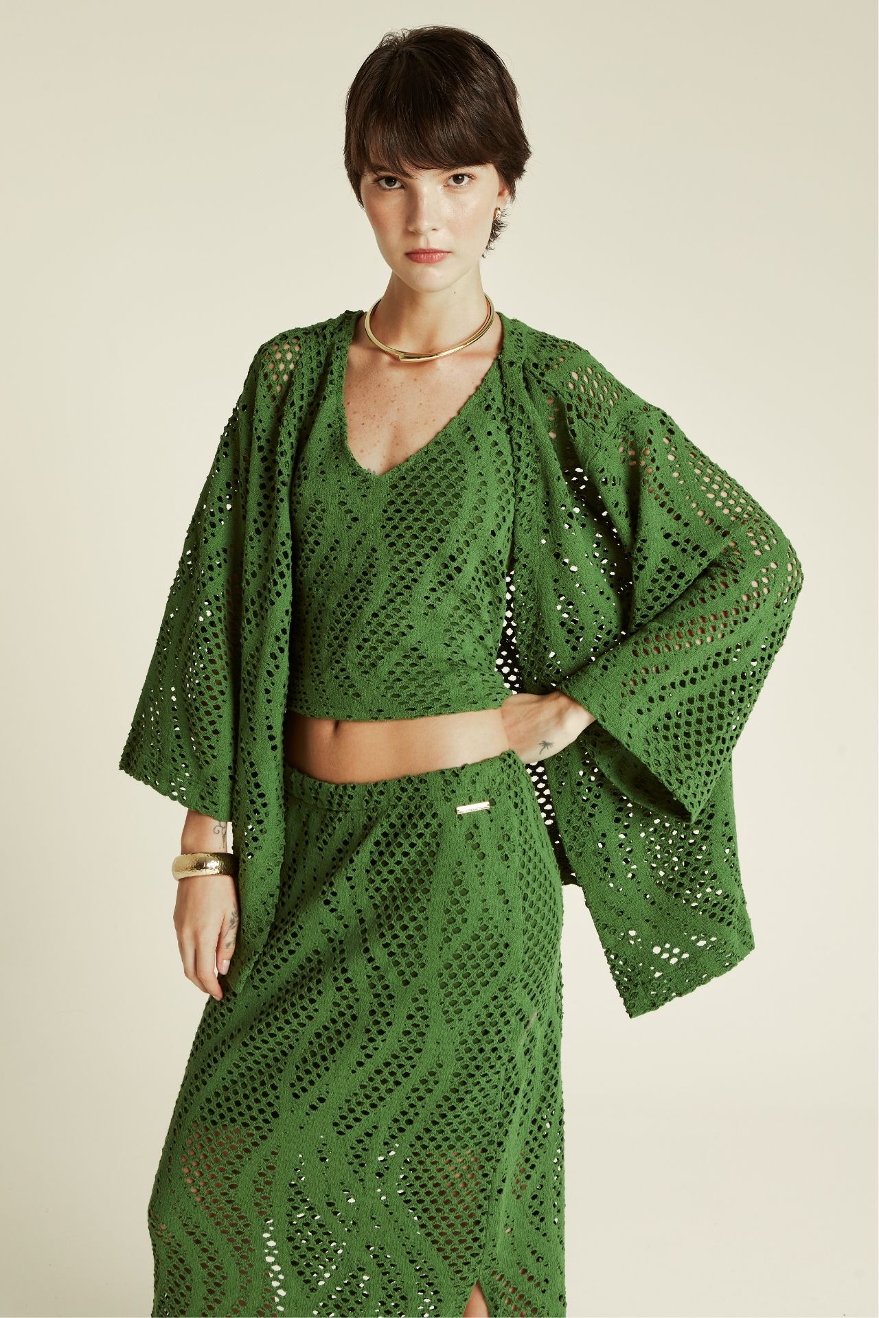 Blusa crochet verde manga ampla vista frontal – blusa kimono renda crochet verde esmeralda conjunto Branca Boutique