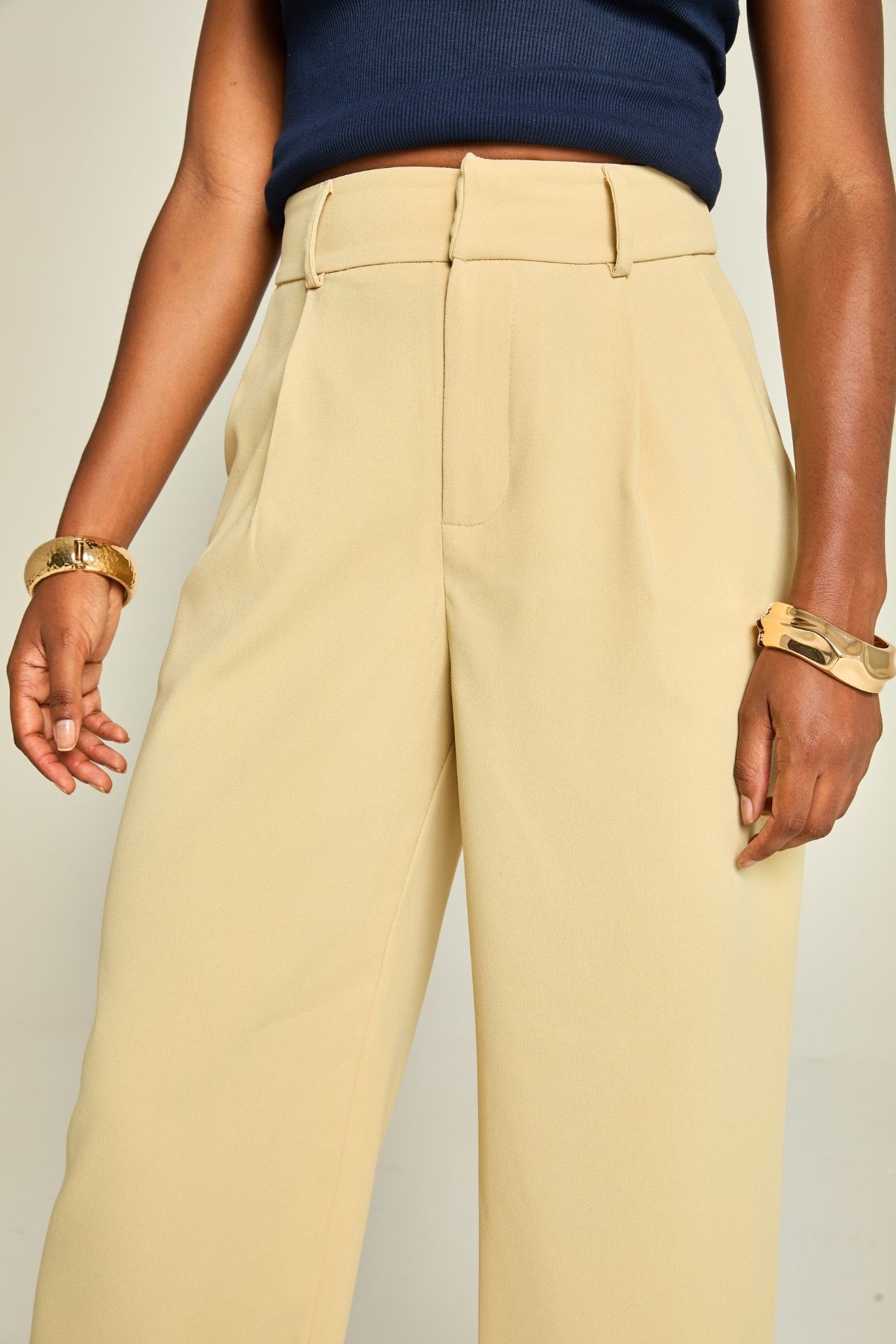 Calça em crepe de alfaiataria bege off white vista frontal – pantalona cintura alta pregas alfaiataria Branca Boutique