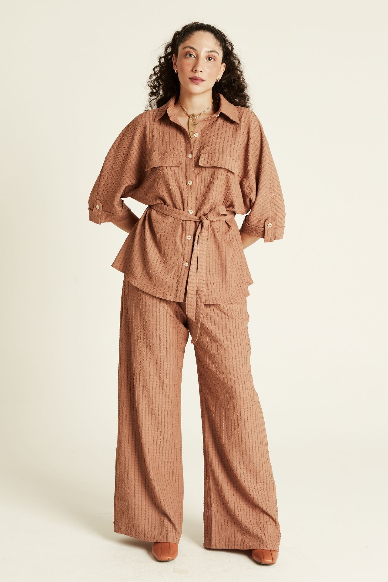 Calça ampla texturizada terracota vista frontal – pantalona textura canelada com jaqueta conjunto terra Branca Boutique