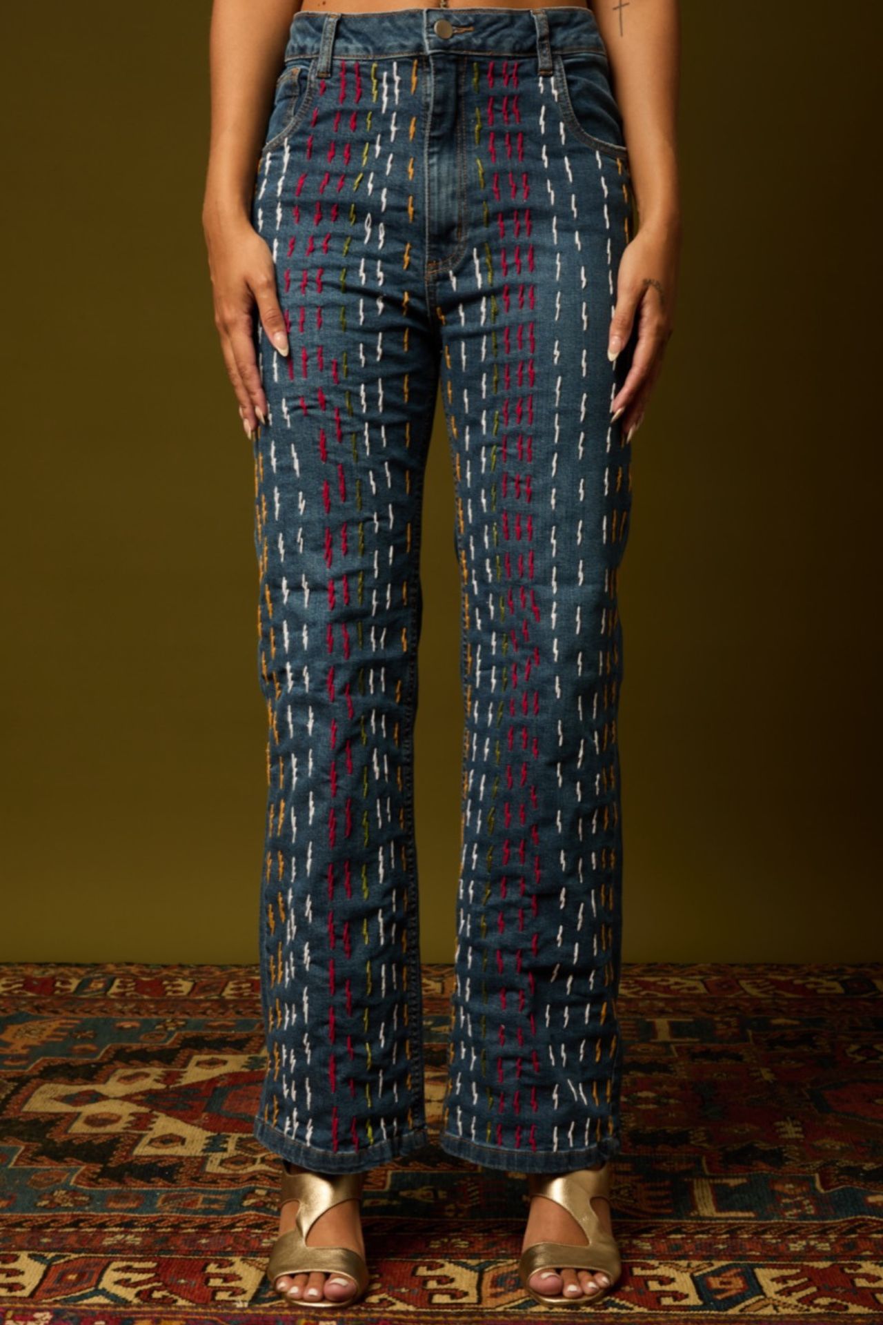 Calça jeans bordada com padrão étnico colorido em vermelho amarelo e branco – Branca Boutique