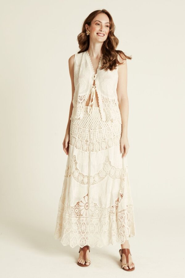 Conjunto de renda aberta off white vista frontal – saia maxi e top com amarrado renda boho Branca Boutique
