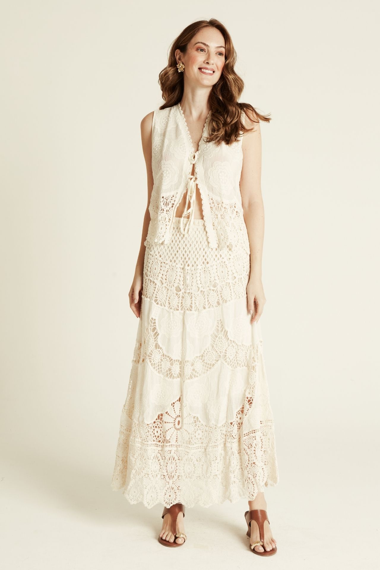 Conjunto de renda aberta off white vista frontal – saia maxi e top com amarrado renda boho Branca Boutique