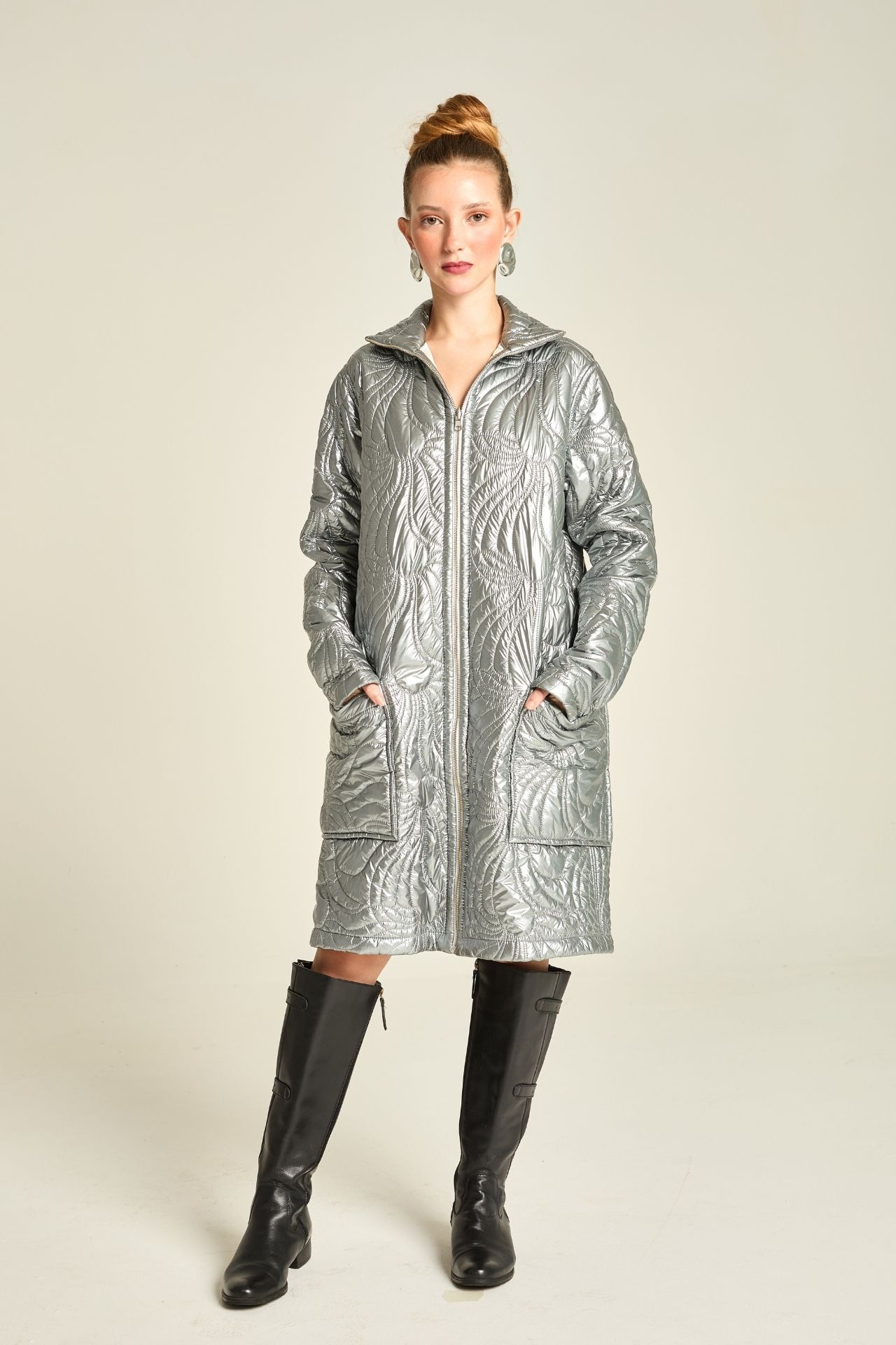casaco puffer dupla face prata cinza longo over size ziper bota cano alto Branca Boutique