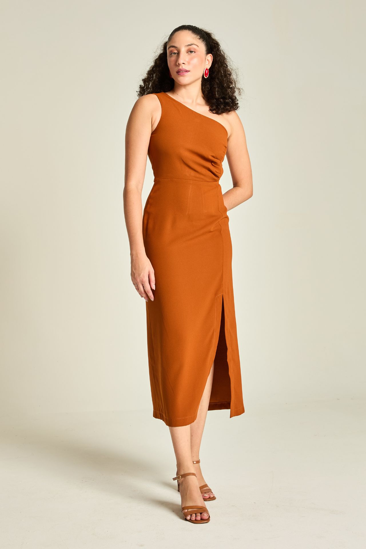 vestido midi terracota um ombro só fenda frontal feminino Branca Boutique