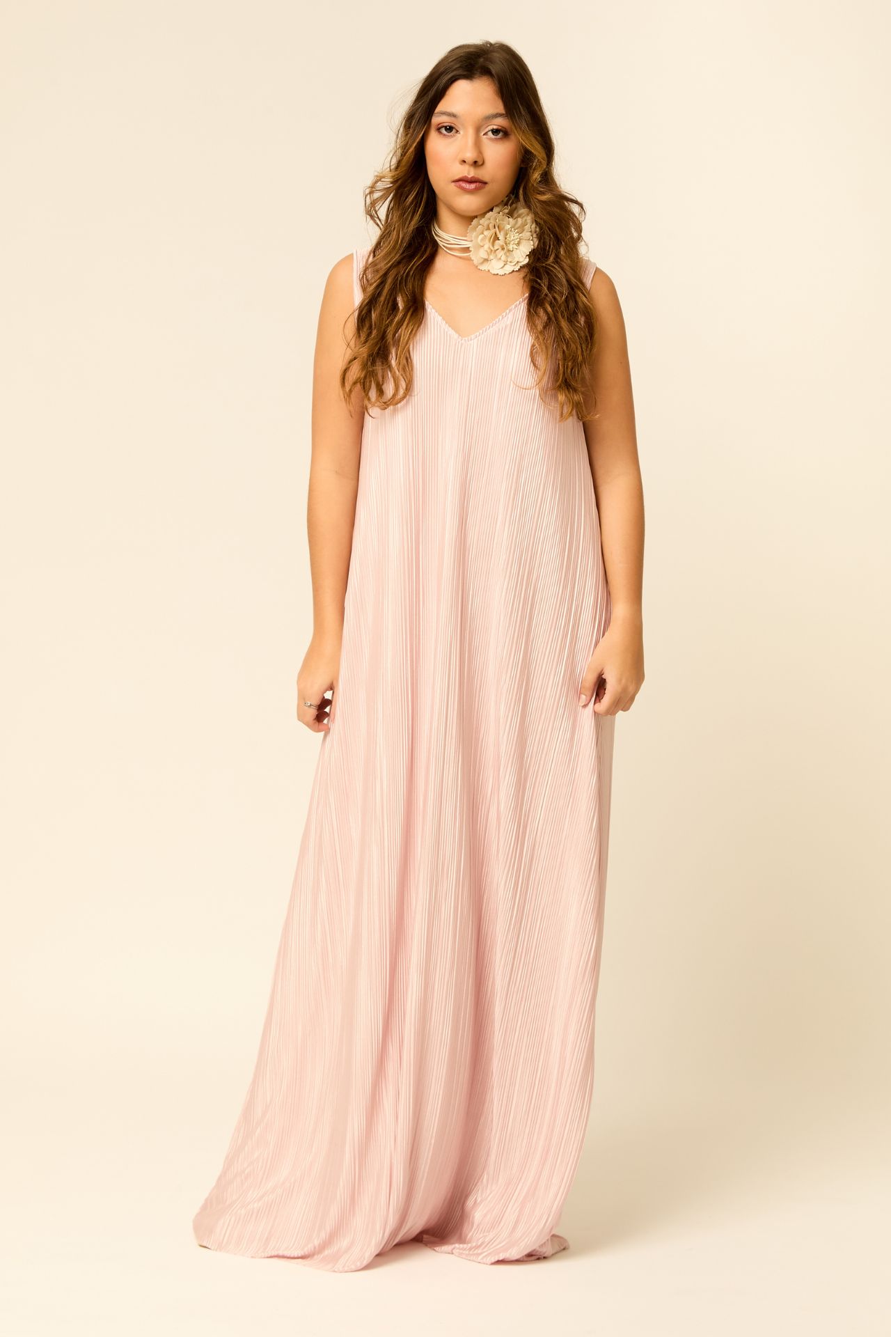 Vestido longo plissado rosa blush com alças finas em modelo com cabelo ondulado – Branca Boutique