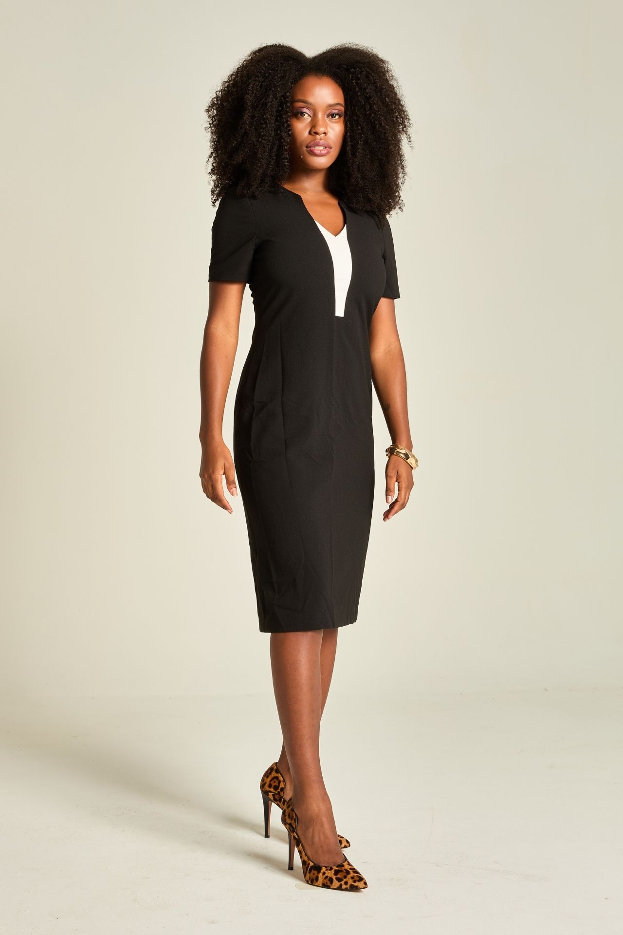 vestido crepe preto branco decote V manga curta midi feminino Branca Boutique