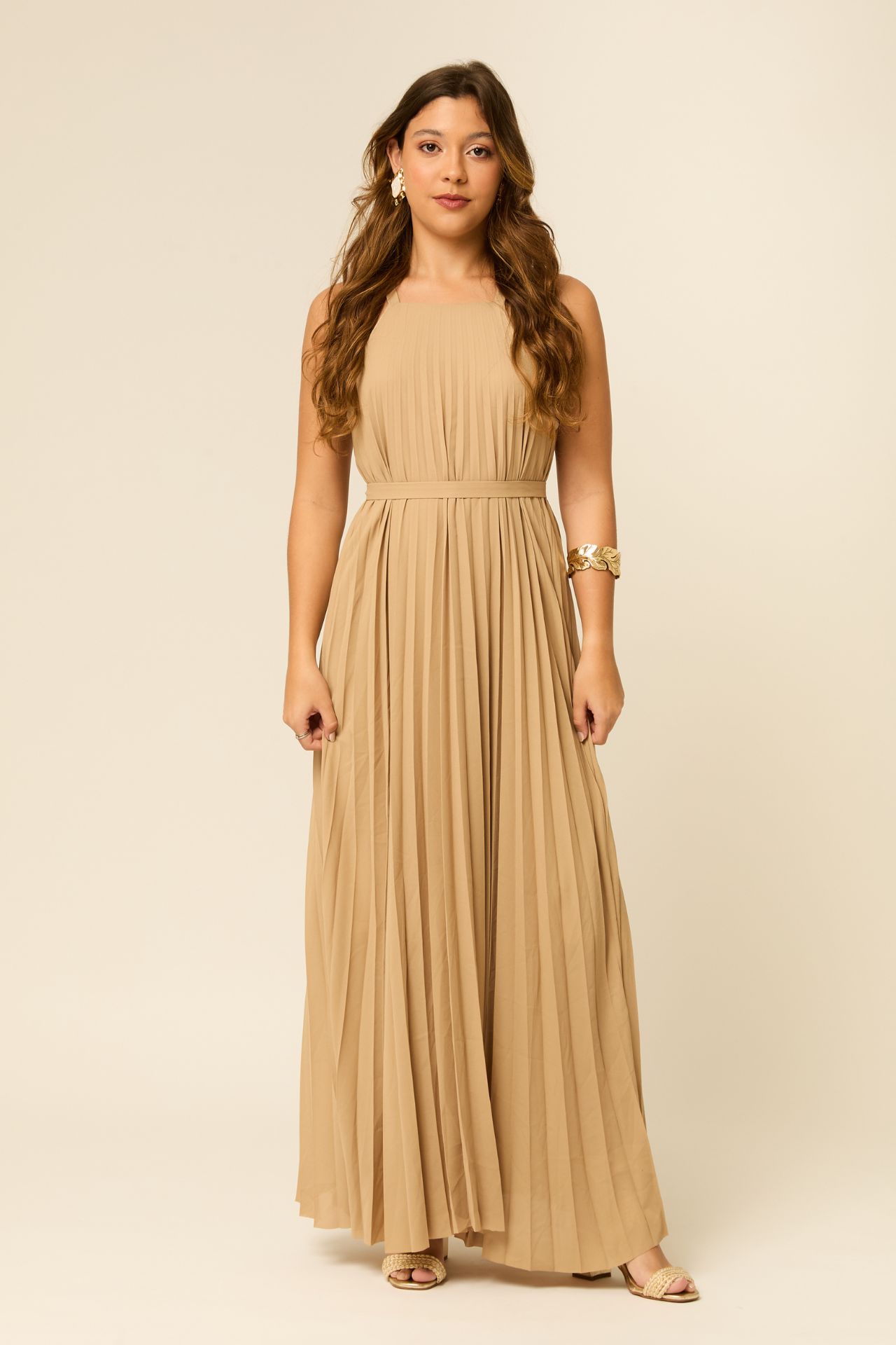 Vestido longo plissado crepe bege com faixa na cintura em modelo – Branca Boutique