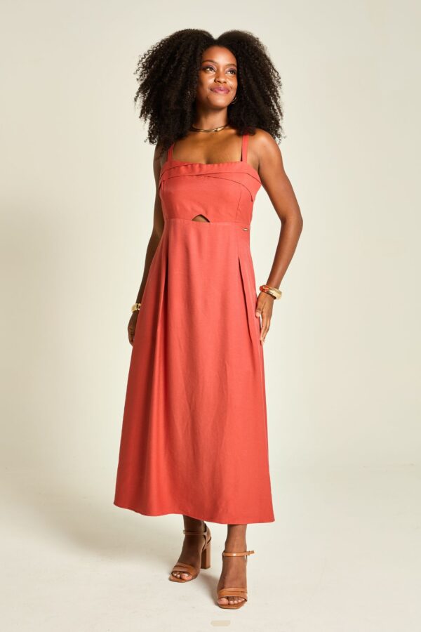 Vestido pregas laranja midi alcinhas decote quadrado detalhes cut-out na cintura vista frontal