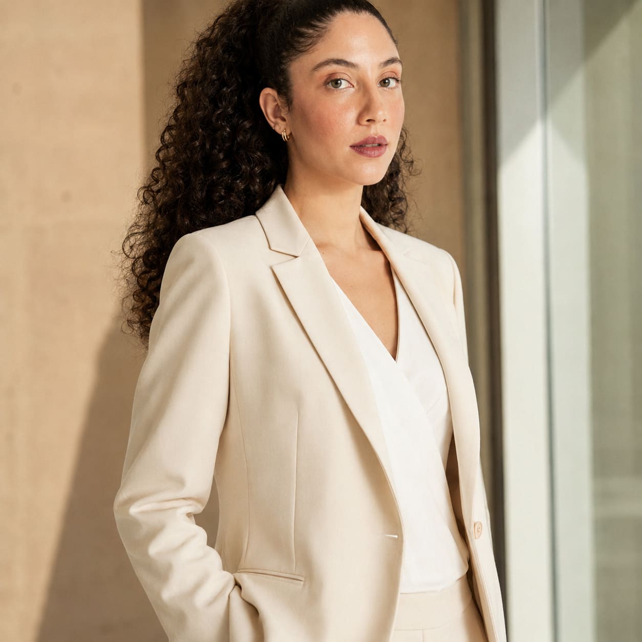 Mulher empresária roupa elegante para trabalho blazer bege creme alfaiataria executiva look profissional Branca Boutique