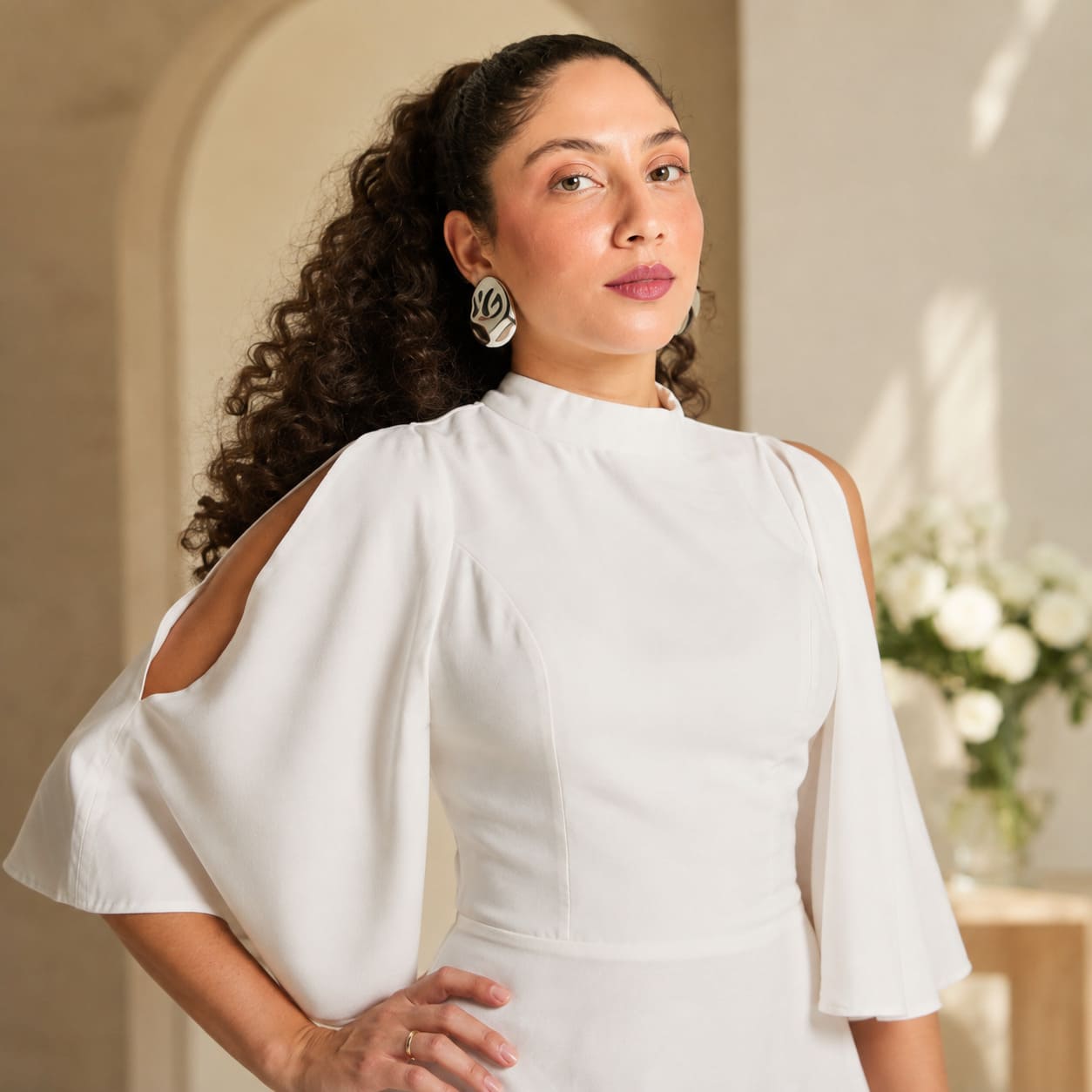 Noiva roupa casamento civil vestido branco manga ampla ombro aberto recorte elegante modelo Branca Boutique