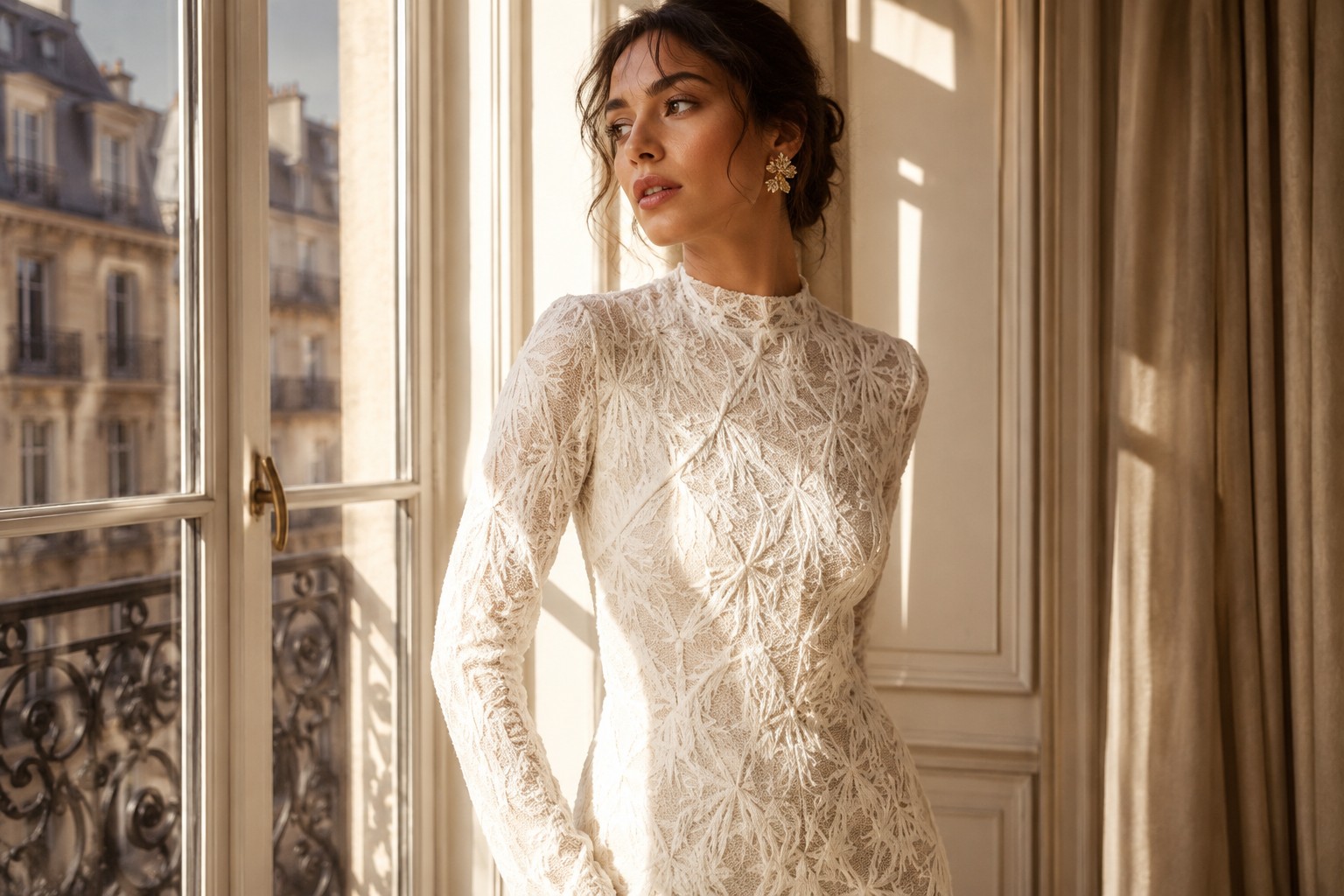 Modelo com vestido de renda bordada branca com manga longa da Coleção Lumière – editorial Branca Boutique em Paris